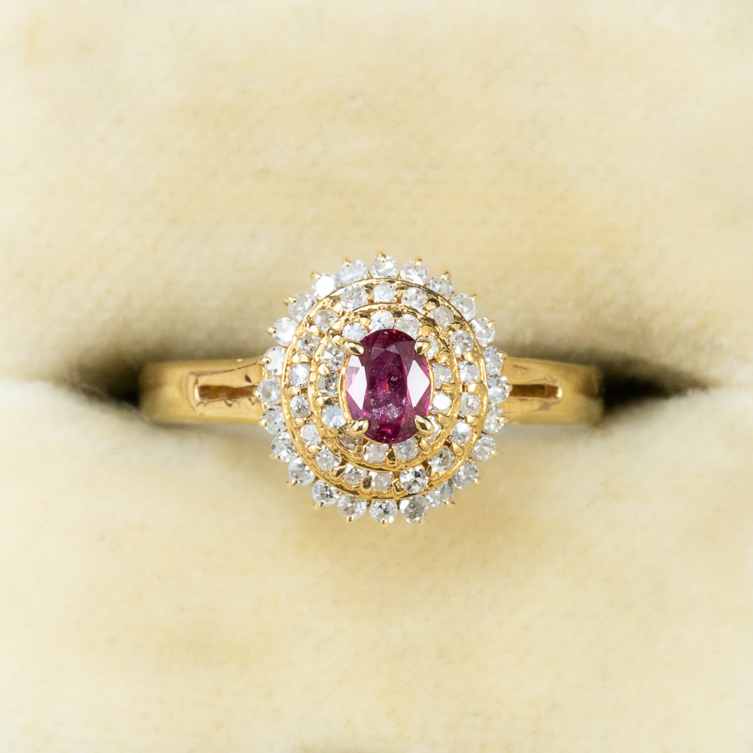 K18 ルビー0.20ct ダイヤモンド0.30ct リング|二重のハローが囲むクラシックなクラスターデザイン MOR00709