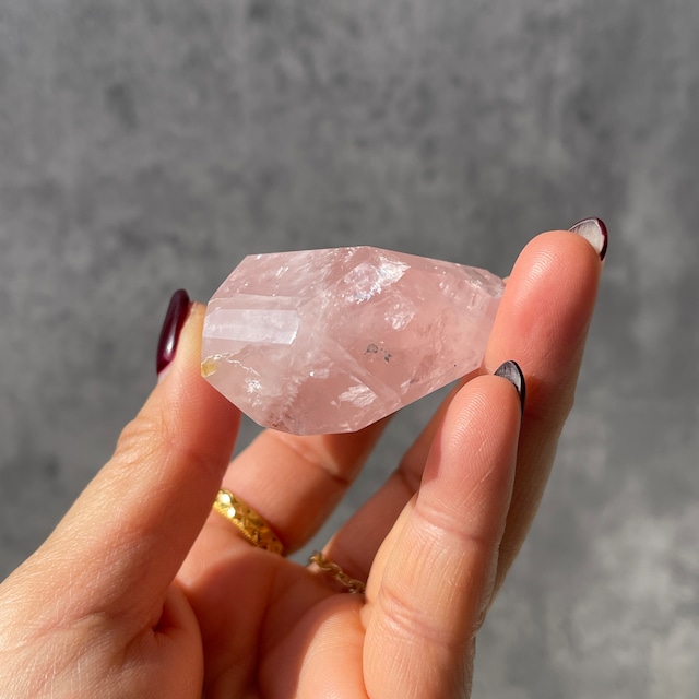 ブラジル・バイーア州産 ローズクォーツ ポリッシュ｜結晶の塊感が残る一点もの