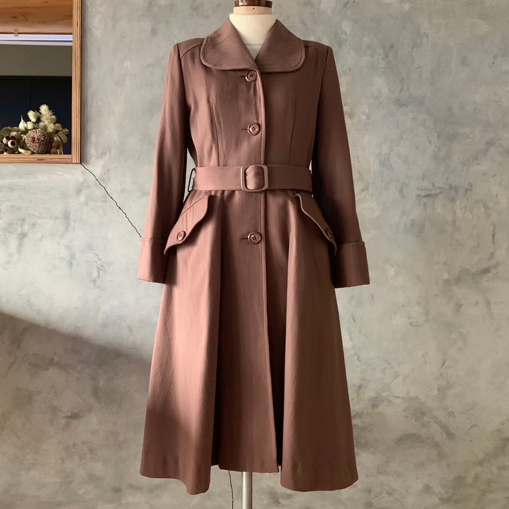 レトロなベルト付きダークブラウンコート | コルビジェ