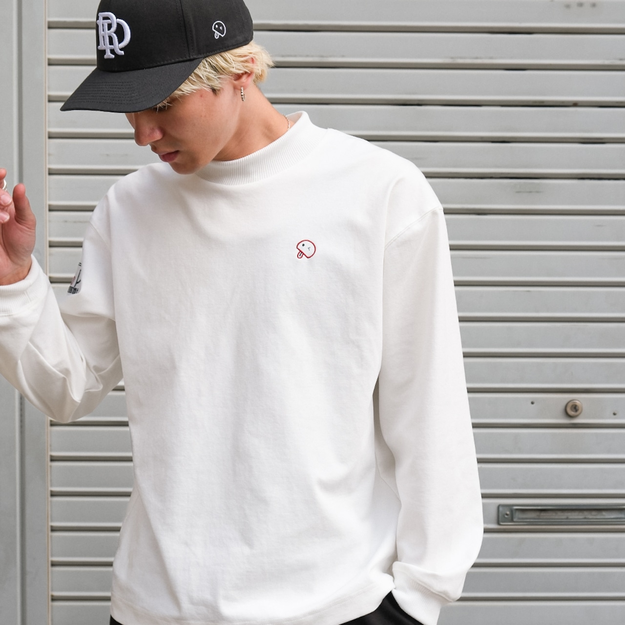 ベーマーク刺繍モックネックトップス