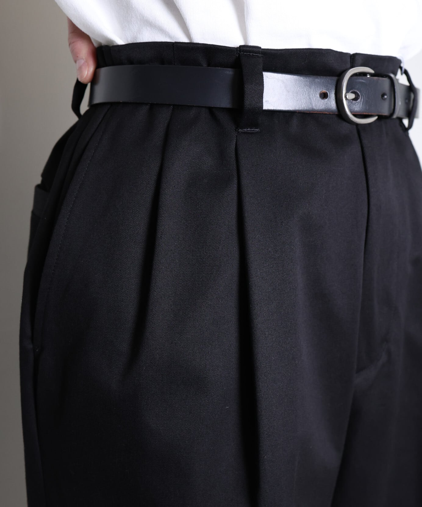 UNIVERSAL PRODUCTS. / 253-60502 2TUCK WIDE CHINO TROUSERS (BLACK