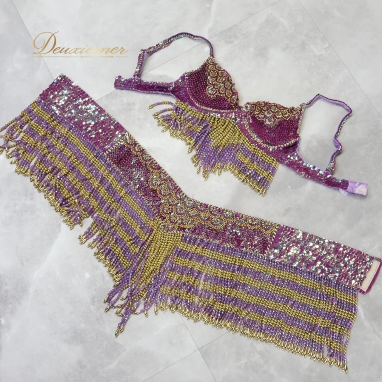 ベリーダンス オリエンタル衣装 上下セット パープル系 トップス スカート ベルト 紫 フリンジ スパンコール ビーズ 花 キラキラ 豪華 装飾 煌びやか ダンス衣装 華やか 透け感 ステージ かわいい セット 金 ゴールド系