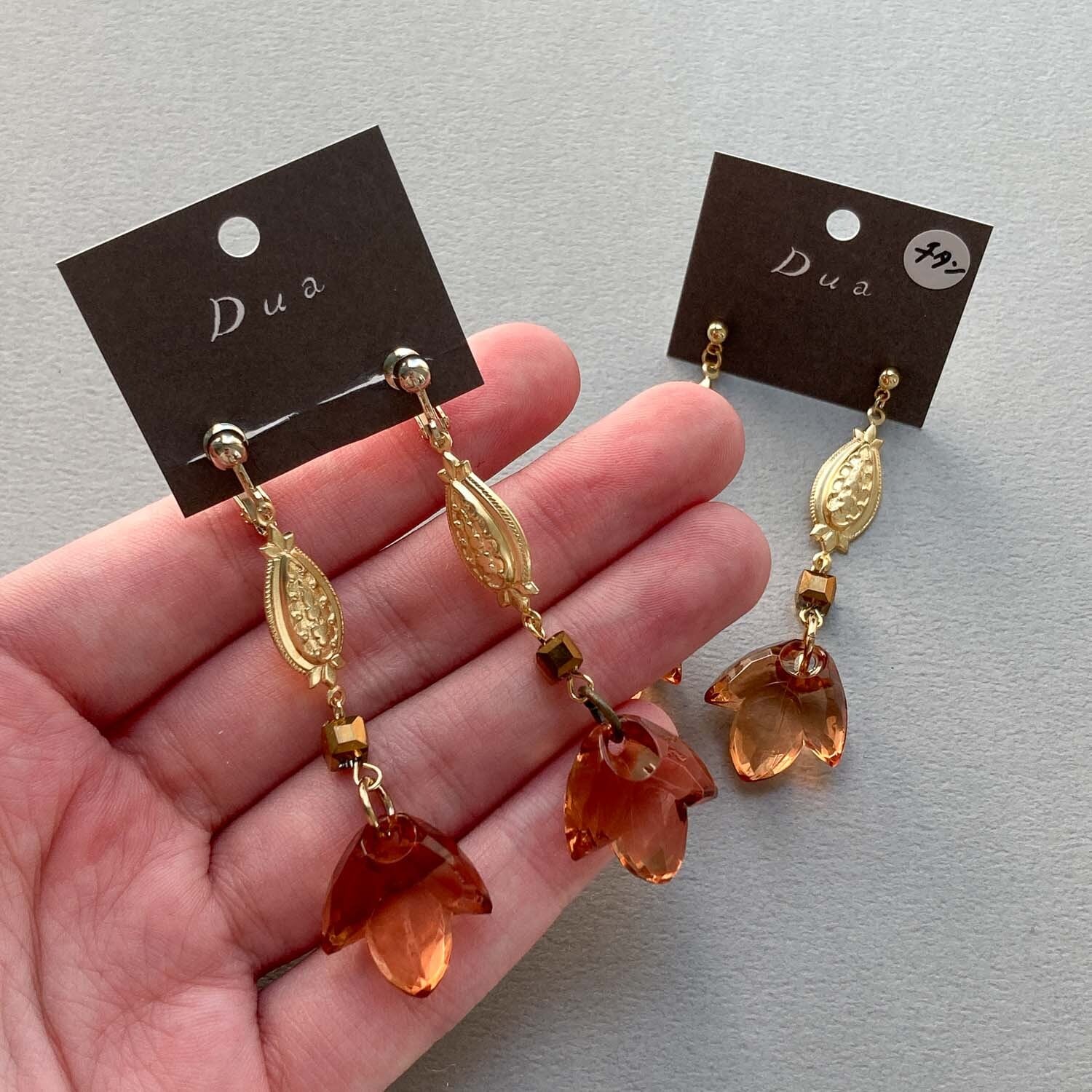 べっ甲色葉っぱと真鍮チャームの〈ピアス/イヤリング〉 | Dua