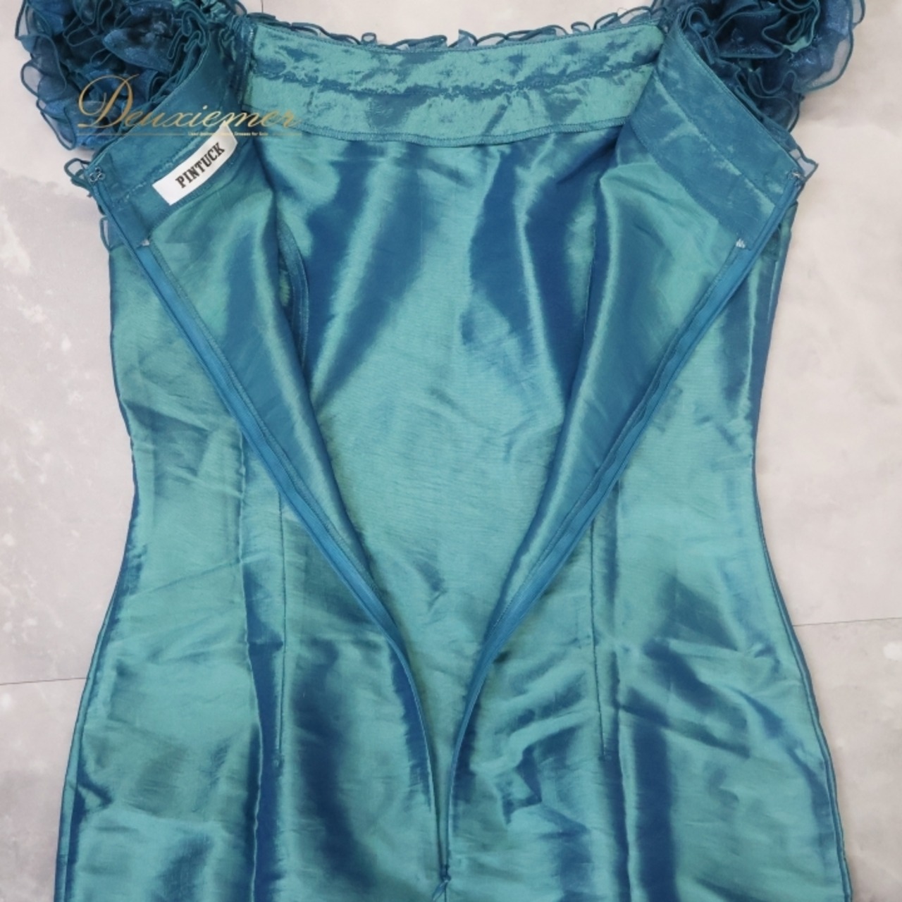 フラダンス 衣装 ワンピース ドレス PINTUCK グリーン系 ノースリーブ スリット ワンカラー 光沢感 オーロラ シンプル 無地 かわいい 華やか 鮮やか 上品 高級感 ハワイアン アロハ フラ ダンス レッスン 練習 レディース ドレスアップ