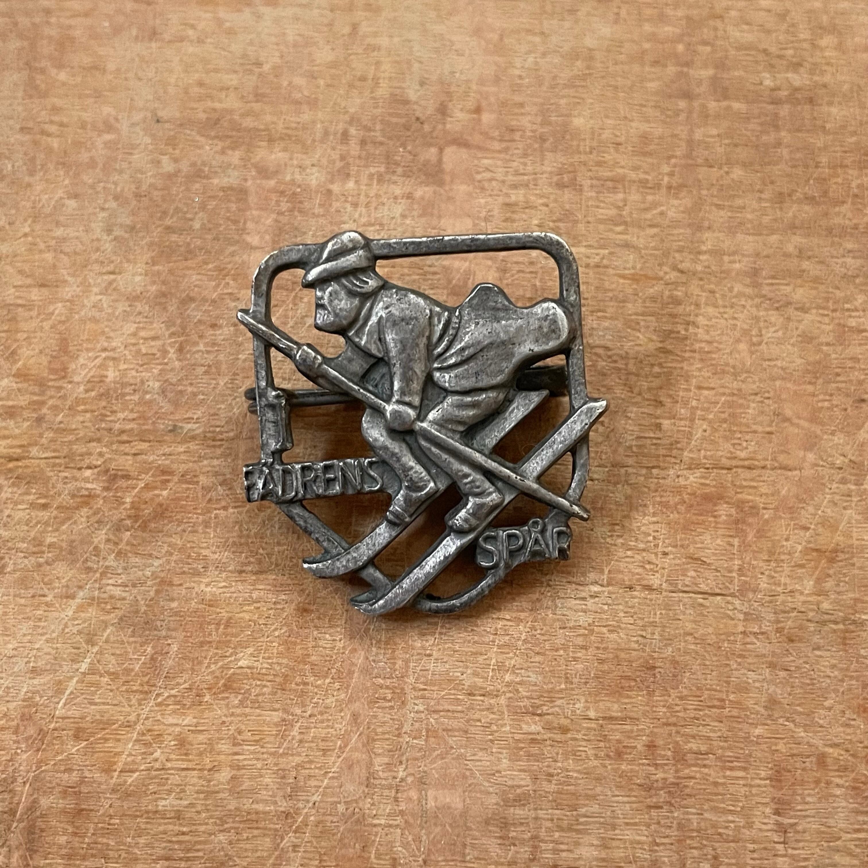 スキーヤーブローチ