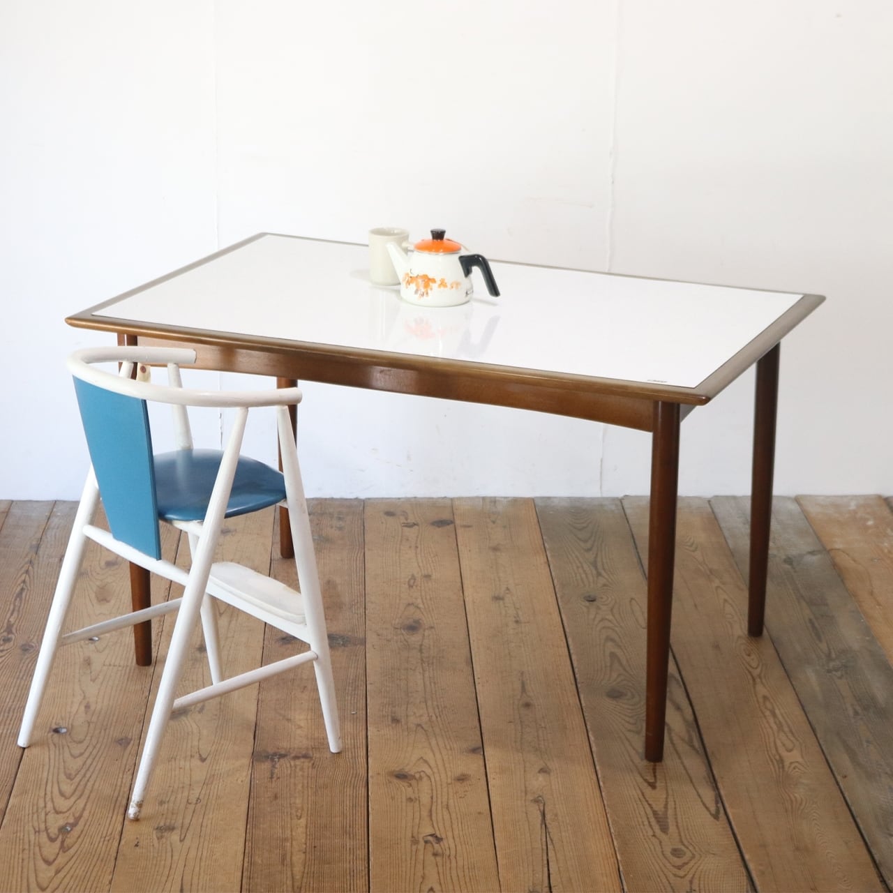 カリモク レトロ ダイニングテーブル 机 4人用 メラミン天板 白 木製 ヴィンテージ/PKK02001