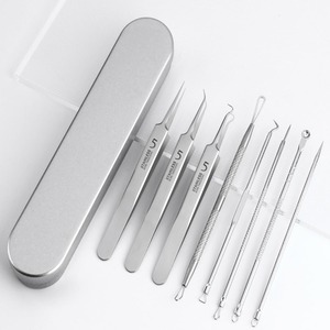 【特価処分】角栓ピンセット 精密ピンセット(8本セット) 先端は幅0.1mm 毛抜き ニキビ取り 黒ずみ取り 毛穴ケア専用 精密な作業が可能 携帯便利 収納ケース付