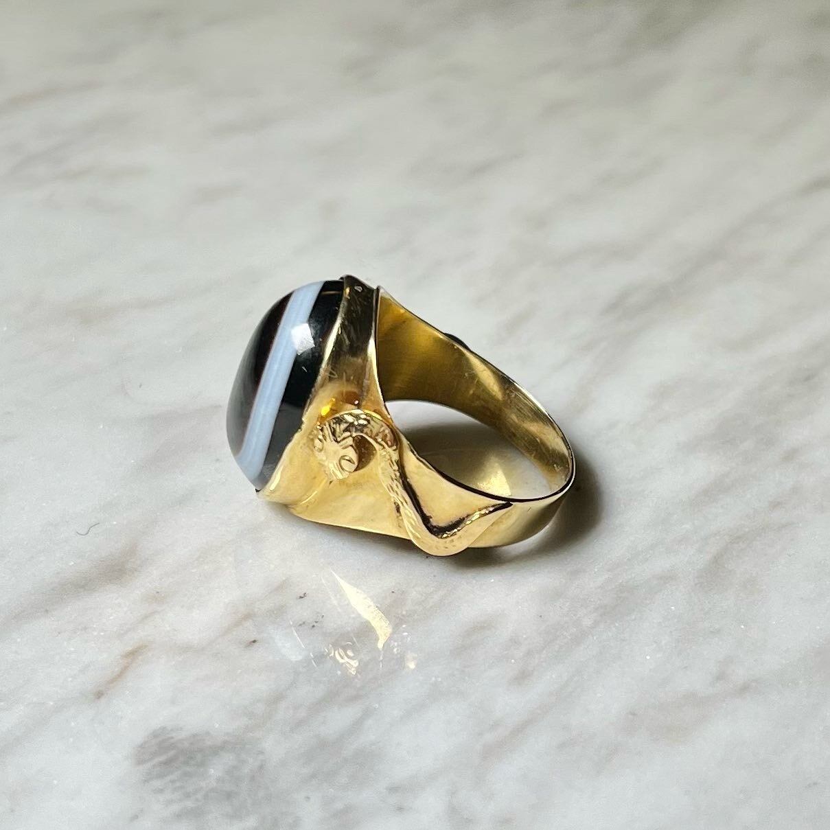 antique victorian 9ct gold banded agate ring decorated with snake 