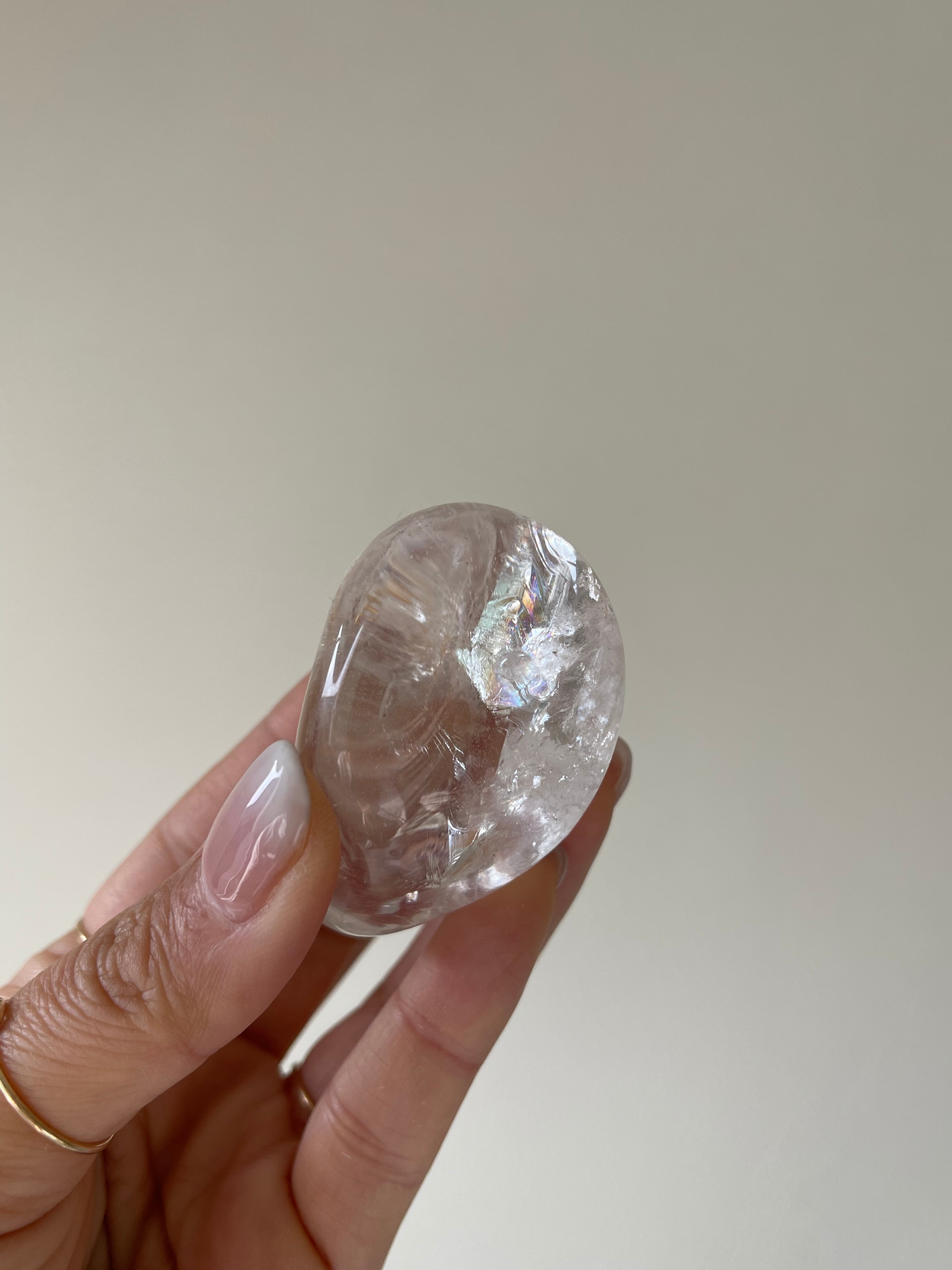 ブラジル産　レインボー水晶パームストーン