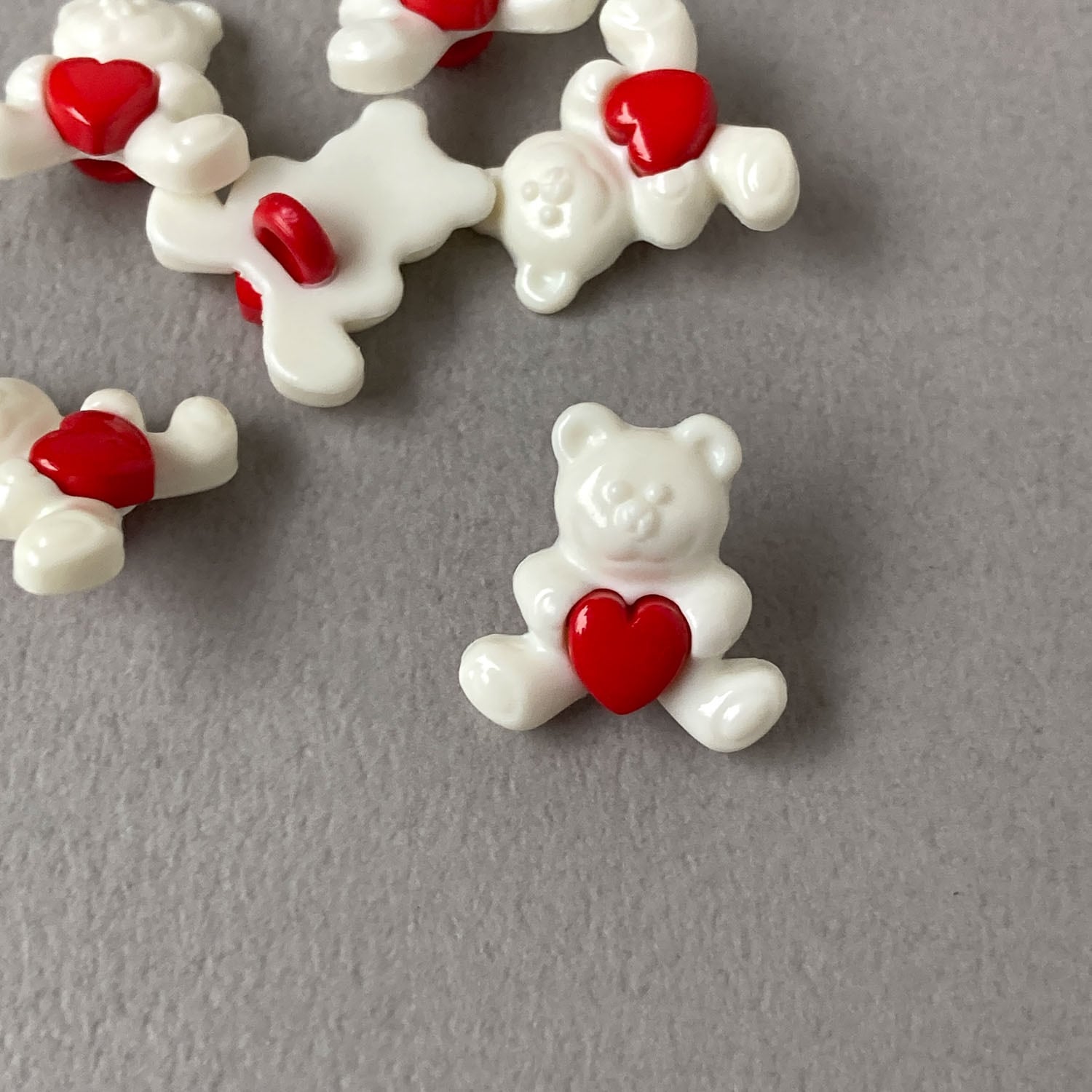 ハート抱っこクマのフランスボタン(15mm)