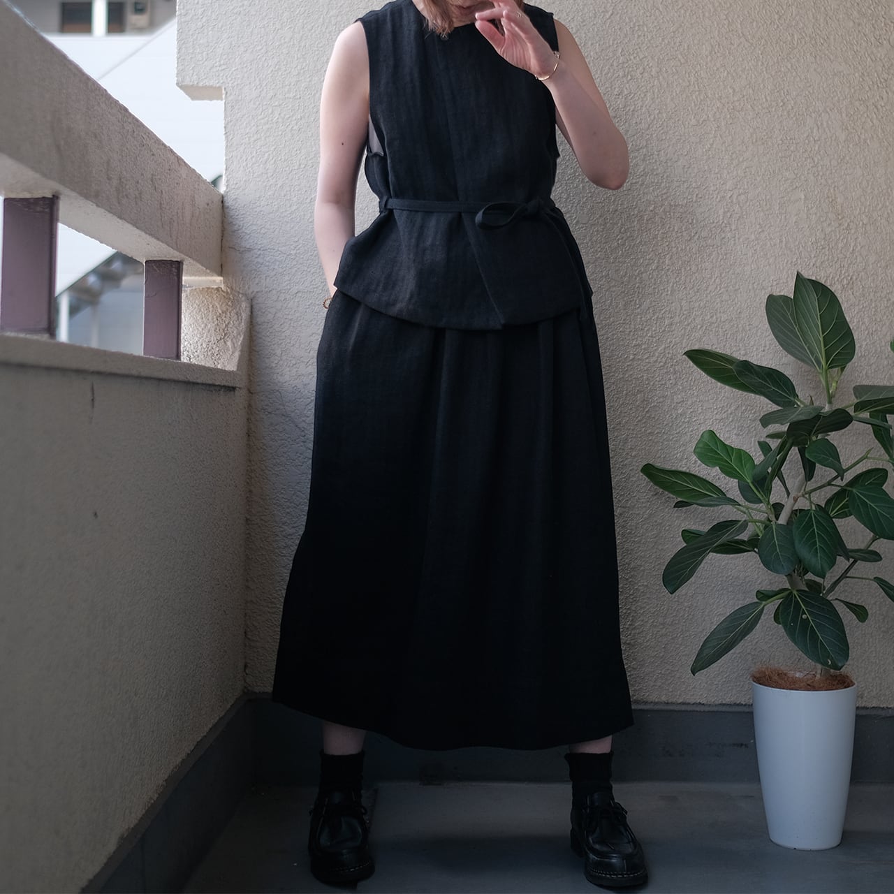 high-waisted gilet／herringbone linen 〈black〉 | SALUÉ