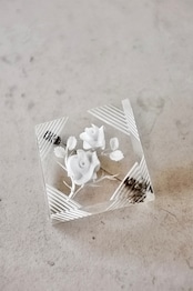 30s~ フランス 透明世界の菱形と白薔薇 ルーサイトブローチ ヴィンテージ