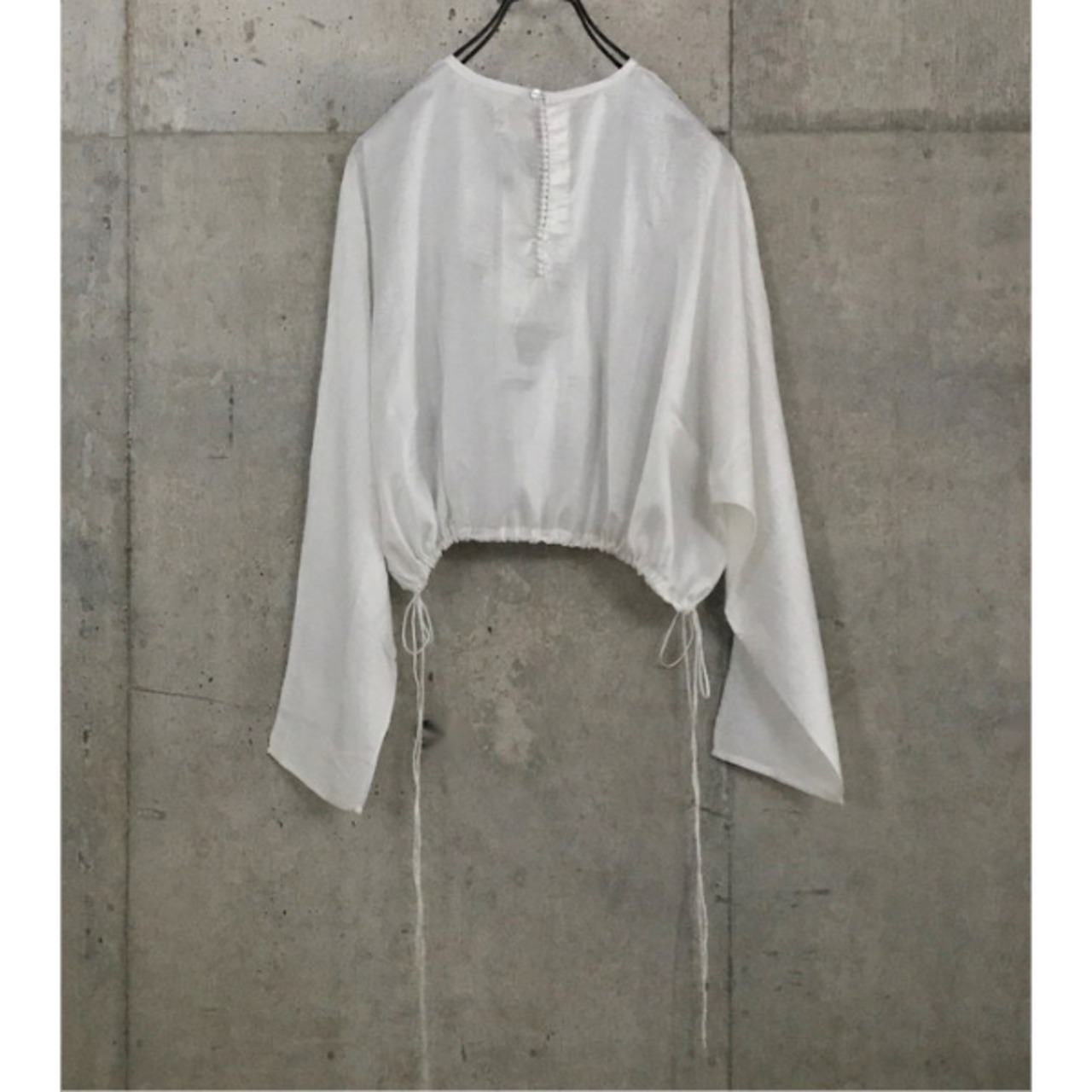 BUNON(ブノン) Back Button Short Wide Blouse カディシルク ショートワイドブラウス：ホワイト