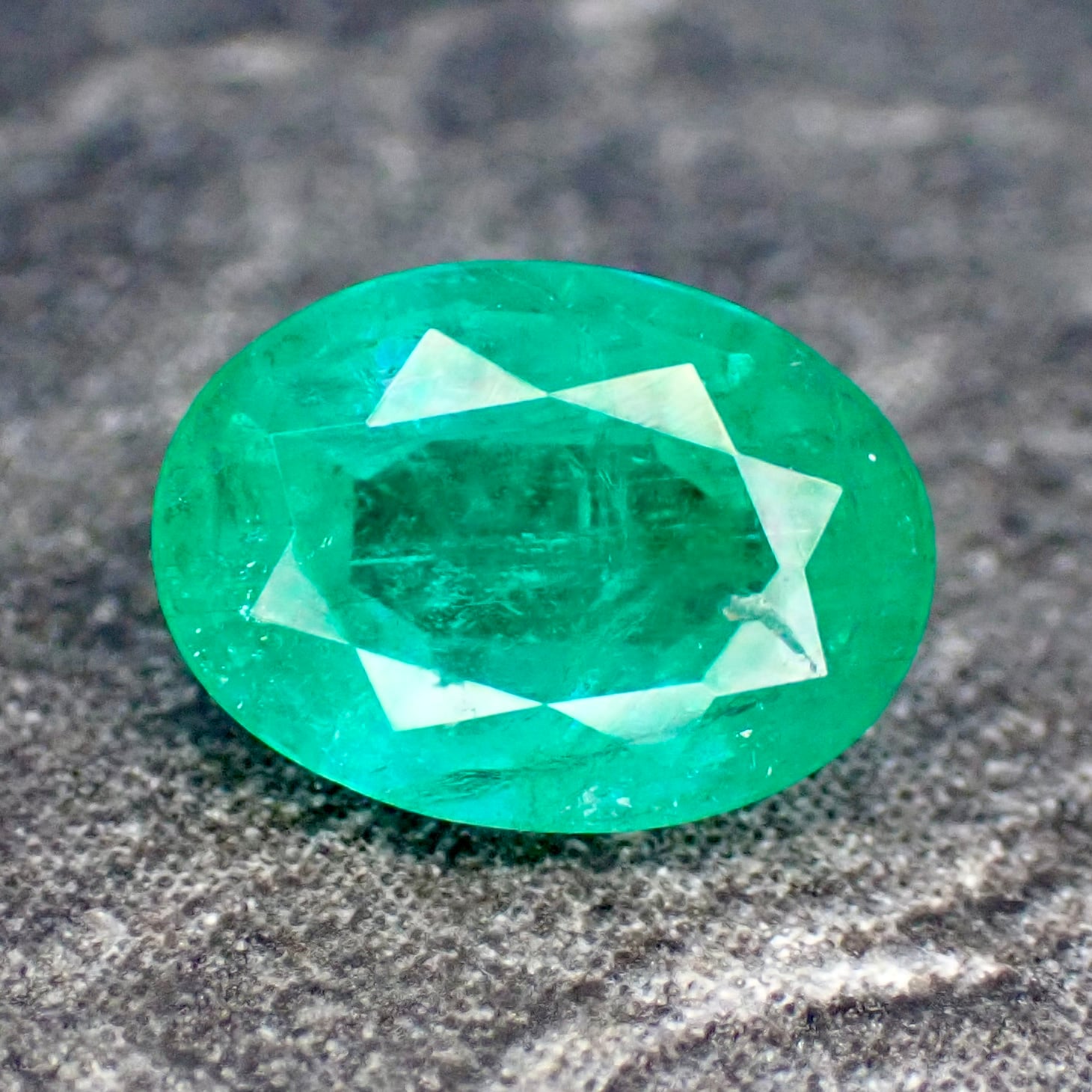大特価!サマーセール! 超絶美品 エメラルド オーバルカット 鑑別書付 置物 Emerald 6.8×5.0mm 0.69ct Zambia | One Loose