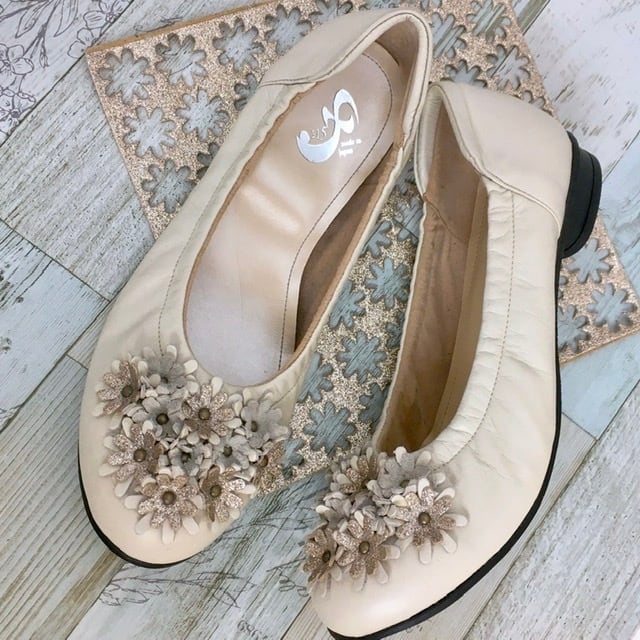 小花飾りシャーリングフラットパンプス