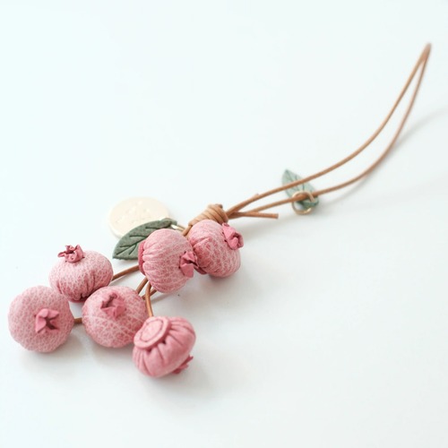 ブルーベリー キーホルダー 本革 牛革 レザー バッグチャーム 手縫い ハンドメイド 植物 モチーフ 果実 かわいい バッグチャーム 鍵飾り 小物 アクセサリー おしゃれ ギフト 商品画像9