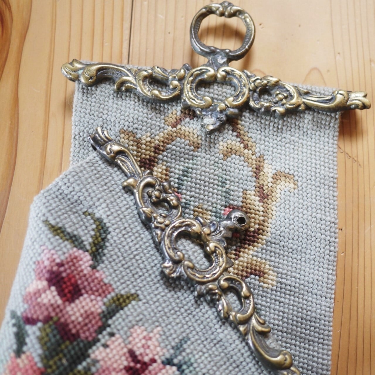 刺繍のタペストリー ベルプル ミディポワン ニードルポイント