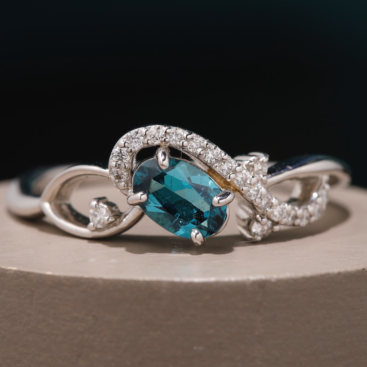 オーバルカット ラグーントルマリン リング Pt900 / 0.430ct / DA 0.100ct