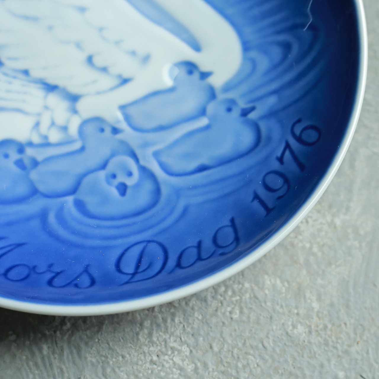 仲睦まじく寄り添う、白鳥家族の皿