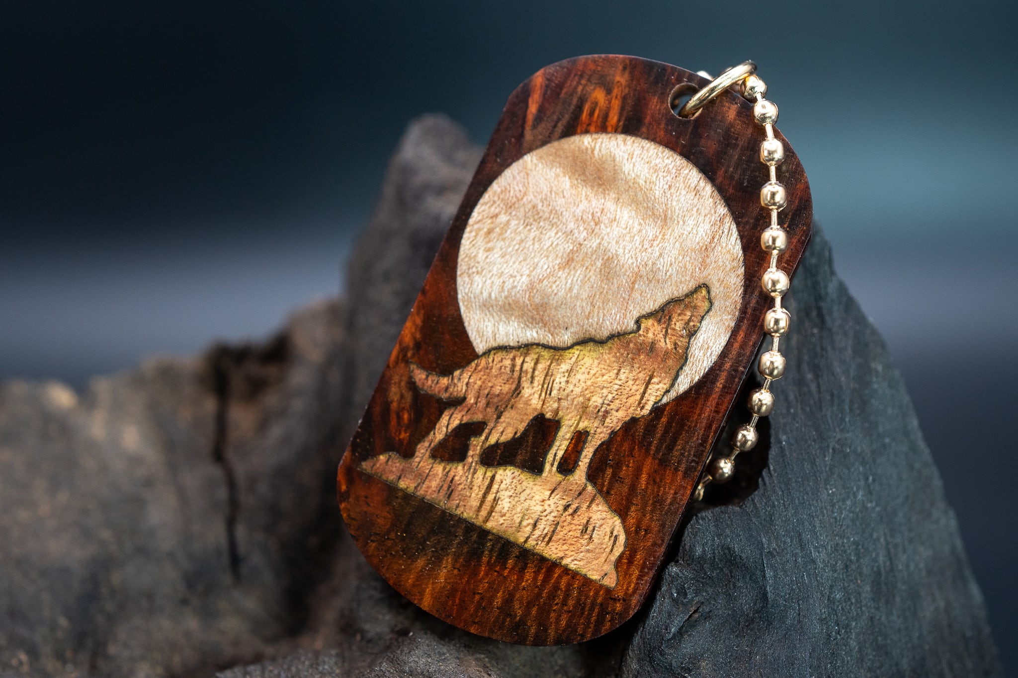 【21世紀最高峰の材】サイアミーズローズウッド マイクロカーリードッグタグ 象嵌 月と狼