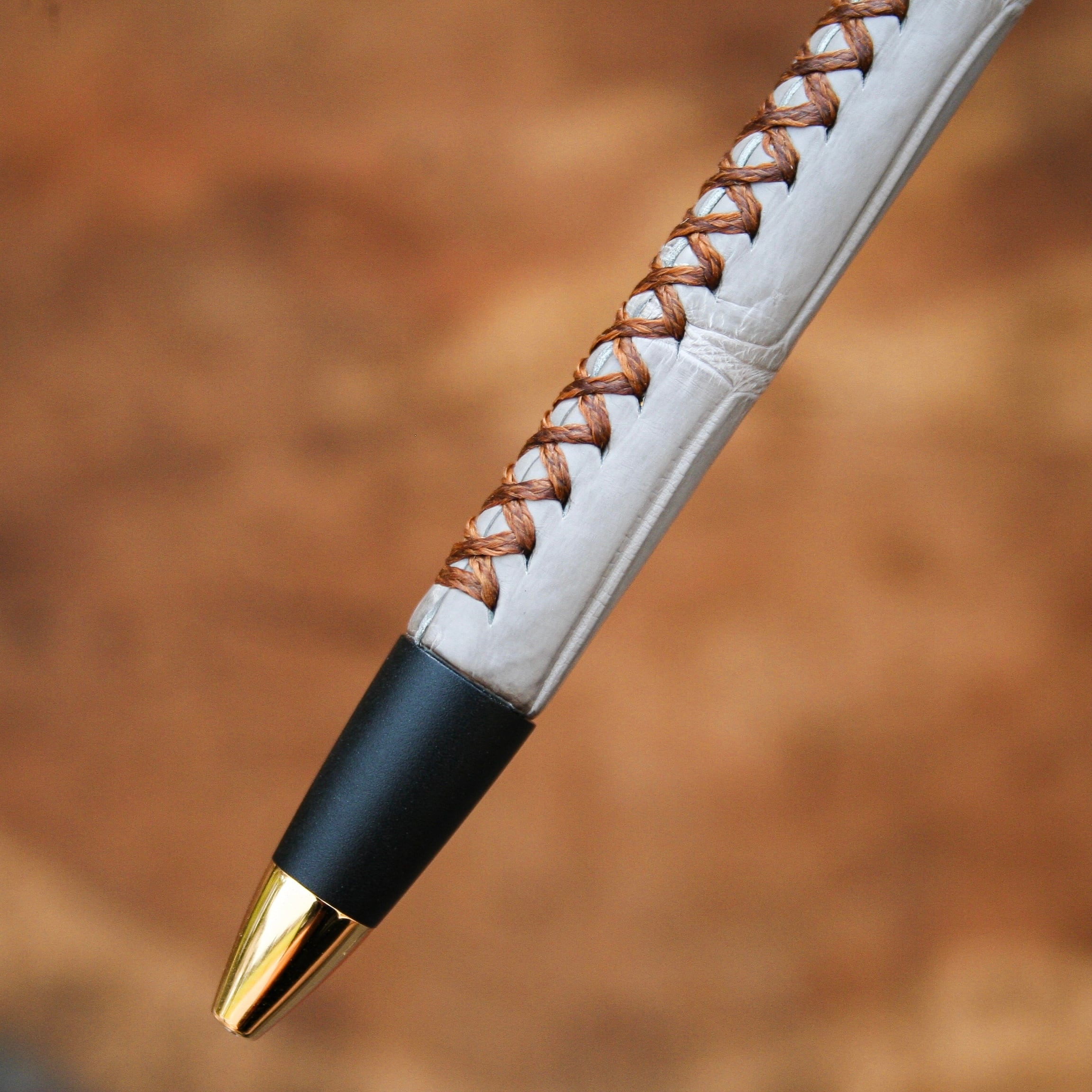 ☆不定期販売☆ 革軸ペン【クロコダイル ストーングレー】 | Schicksal