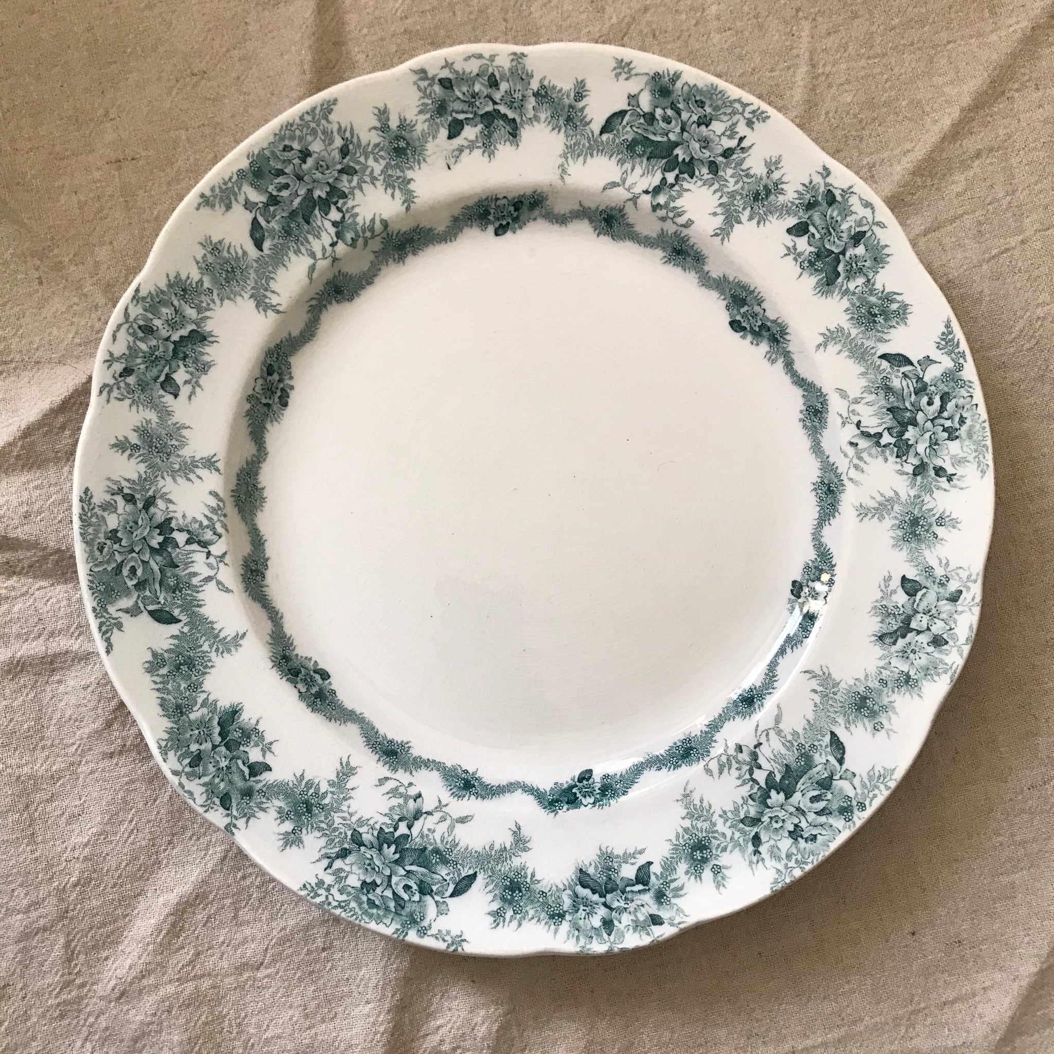 繊細な花模様のプレート