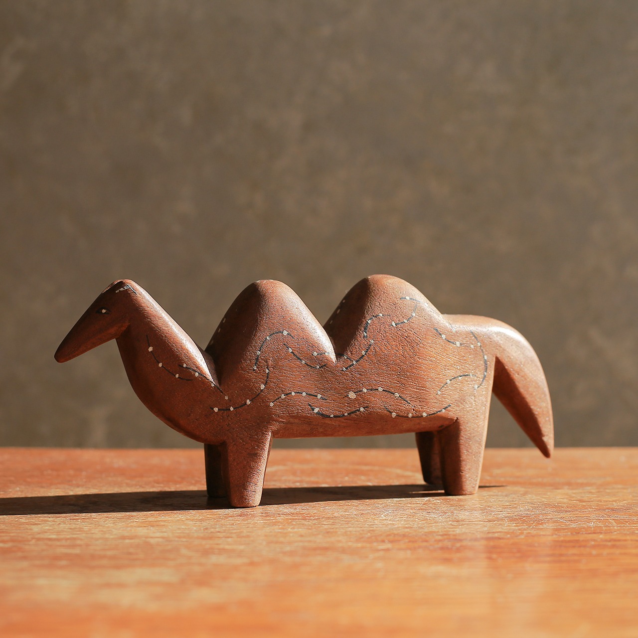 2つのコブを持つ、かわいい模様の恐竜