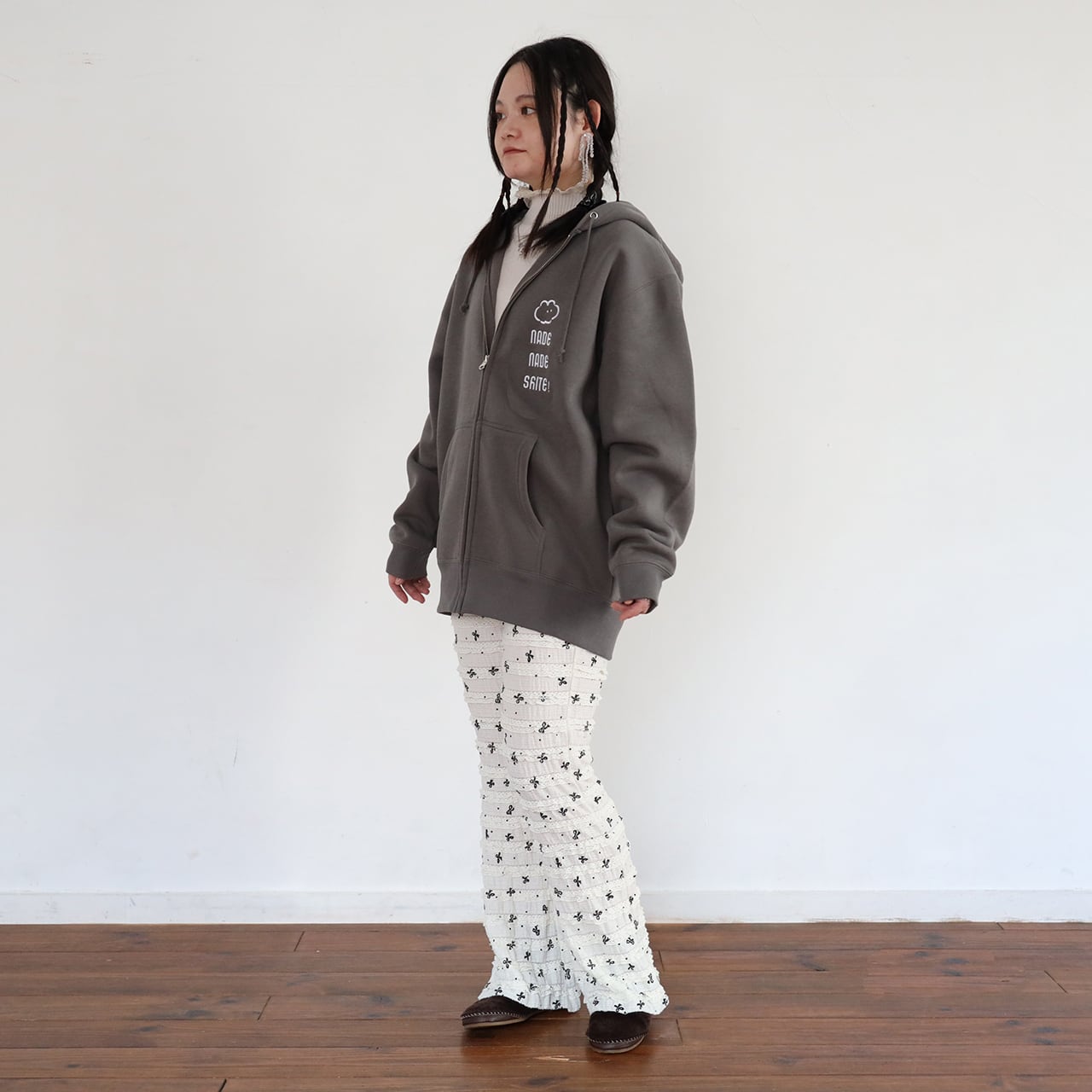 裏起毛NADENADESHITEzipパーカ/セメント（MK-546） | もくもくちゃん