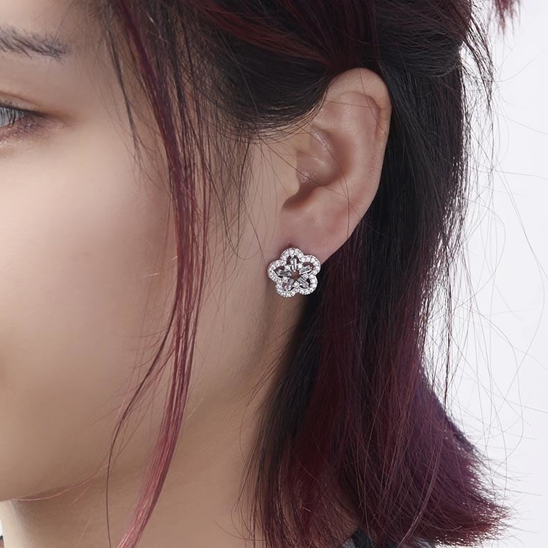 ほぼ未使用】スワロフスキー 花形ピアス クリスタル SWAROVSKI｜レディース