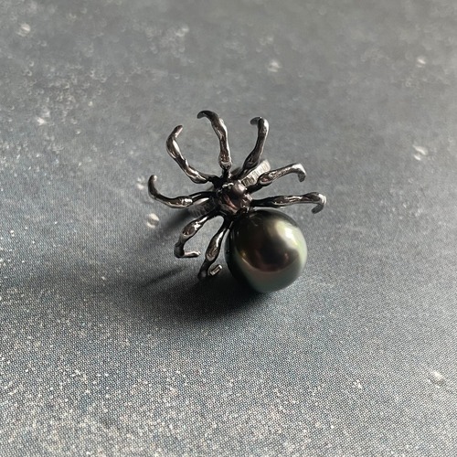 Spider Ear Cuff - South Sea Pearl BK  /  蜘蛛のイヤーカフ- 南洋真珠 ブラック