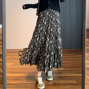 レディース スカート ボトムス ティアード プリーツスカート ロングスカート 膝下 ロング Aライン フェミニン ウエストゴム 伸縮性 かわいい 大人可愛い きれいめ シンプル カジュアル 上品 おしゃれ こなれ感 エレガント 存在感 クラシカル ロマンティック 花柄 フラワー 総柄 ママ OL 通勤 学生 学校 通学 デート お出かけ リゾート 旅行 レストラン 女子会 休日 バカンス ショッピング カフェ 婚活 モノトーン 体型カバー 脚長 普段使い モテ 清楚 M L 黒 ブラック