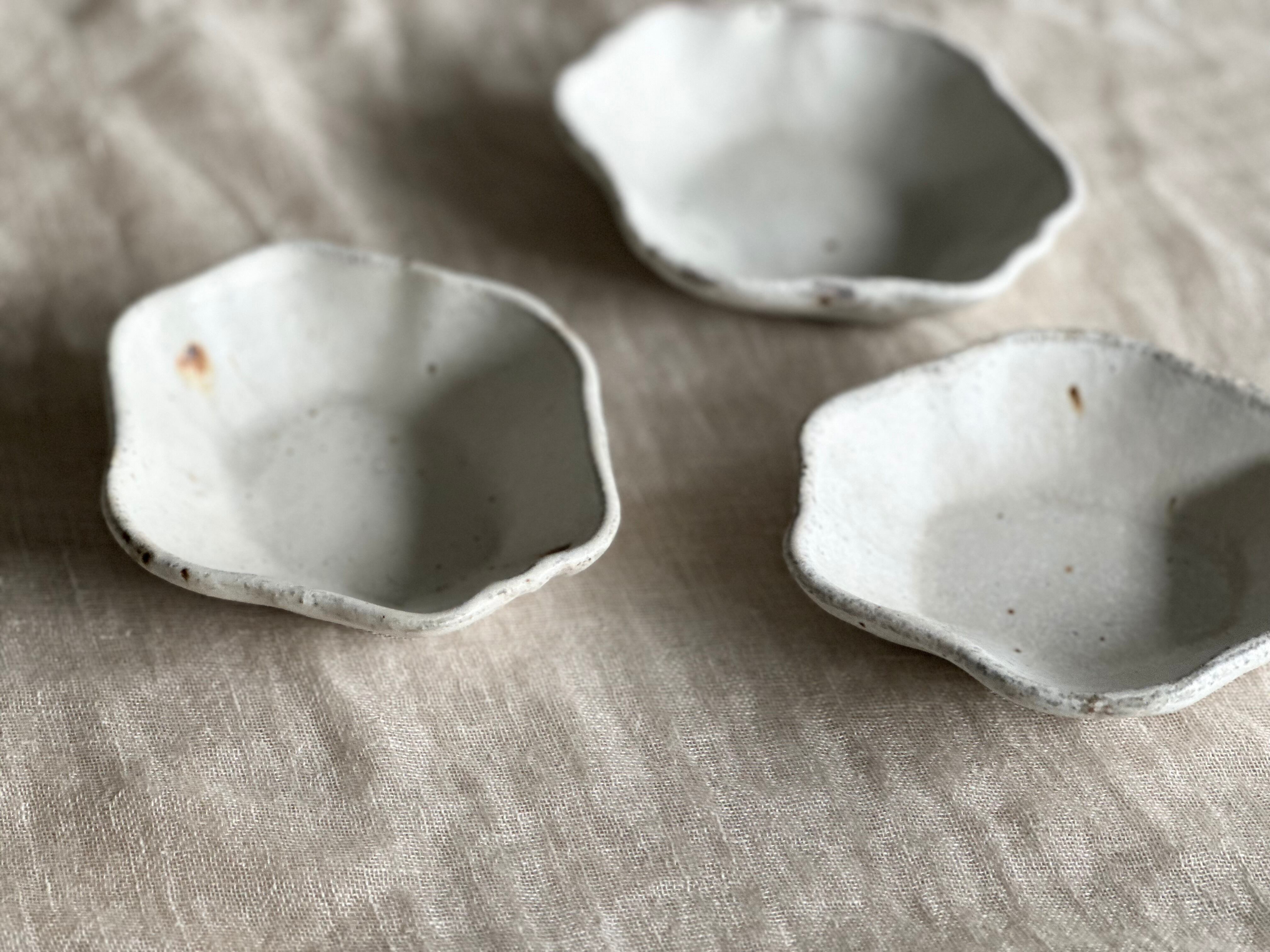 antique Shiromoegi 花オーバル豆皿