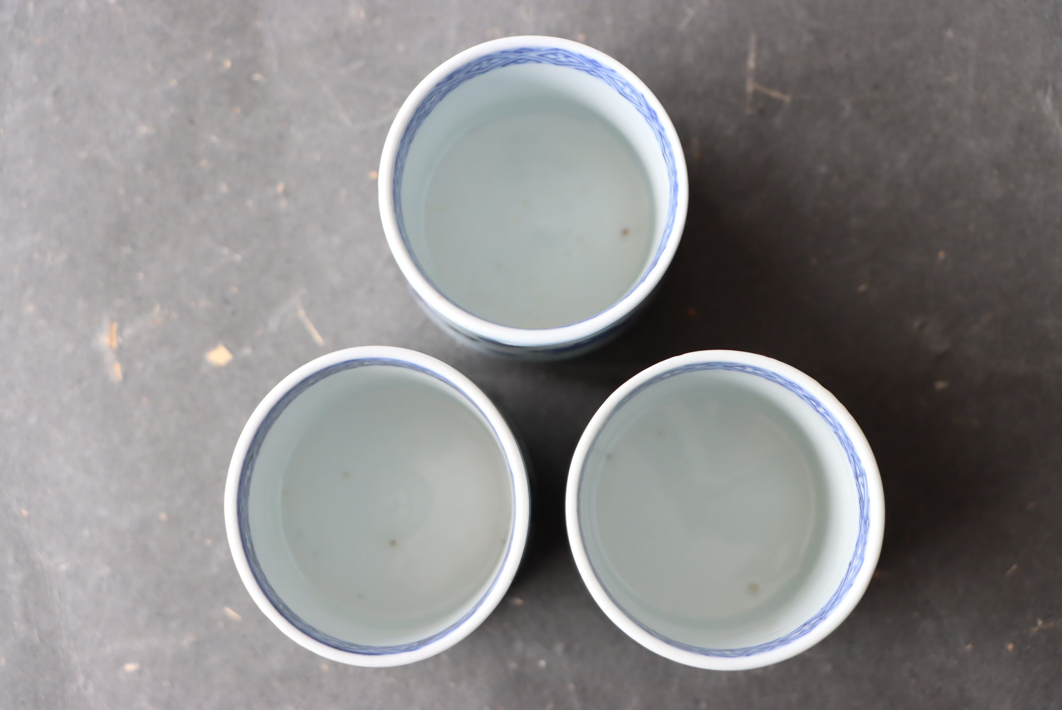 古伊万里 染付 花亀甲文 覗き猪口/Blue and white cup | (有)新原美術