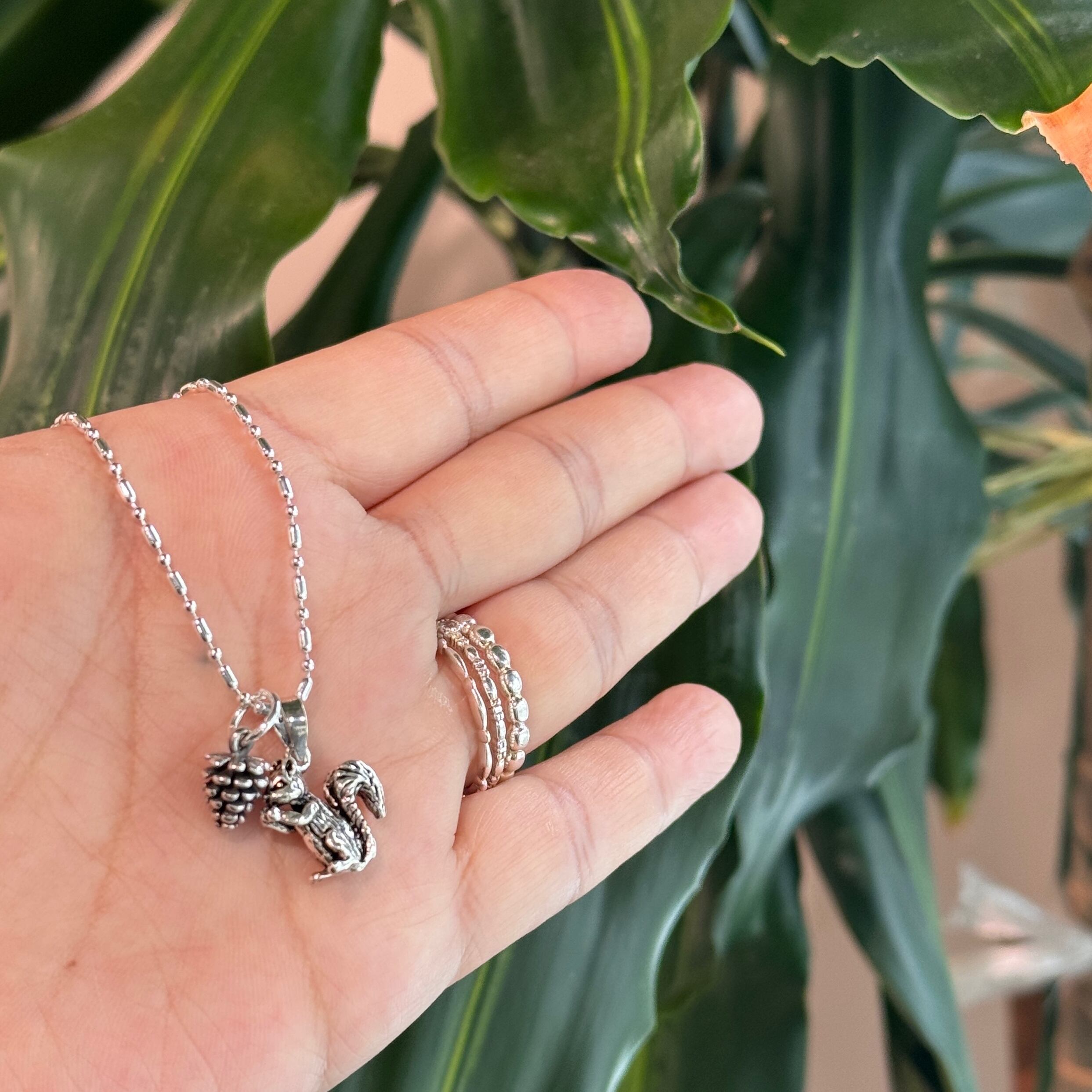 ラスト1匹！】マツボックリ と リス のネックレス 秋冬 まつぼっくり