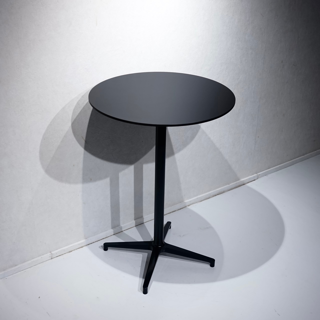 Vitra ヴィトラ Bistro Stand-up Table ビストロ スタンドアップテーブル ハイテーブル バーテーブル スタンディングテーブル カウンターテーブル 円形 テーブル モダン ミニマル