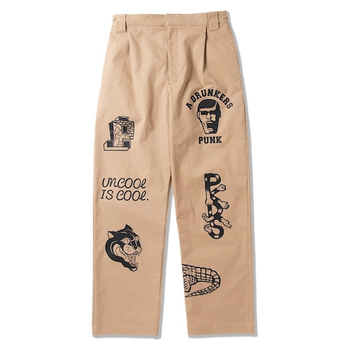 【PUNK DRUNKERS】パンクドランカーズ プリントいっぱいチノパン (BEIGE)