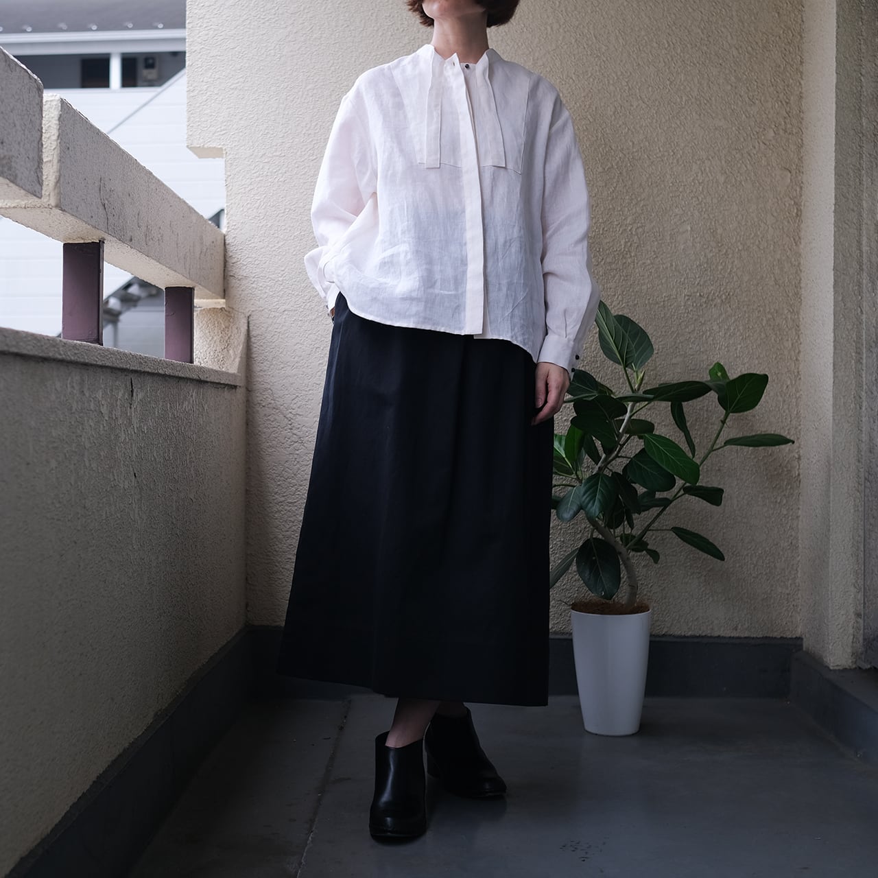 bow collar shirt／light weight linen〈antique white〉 | SALUÉ