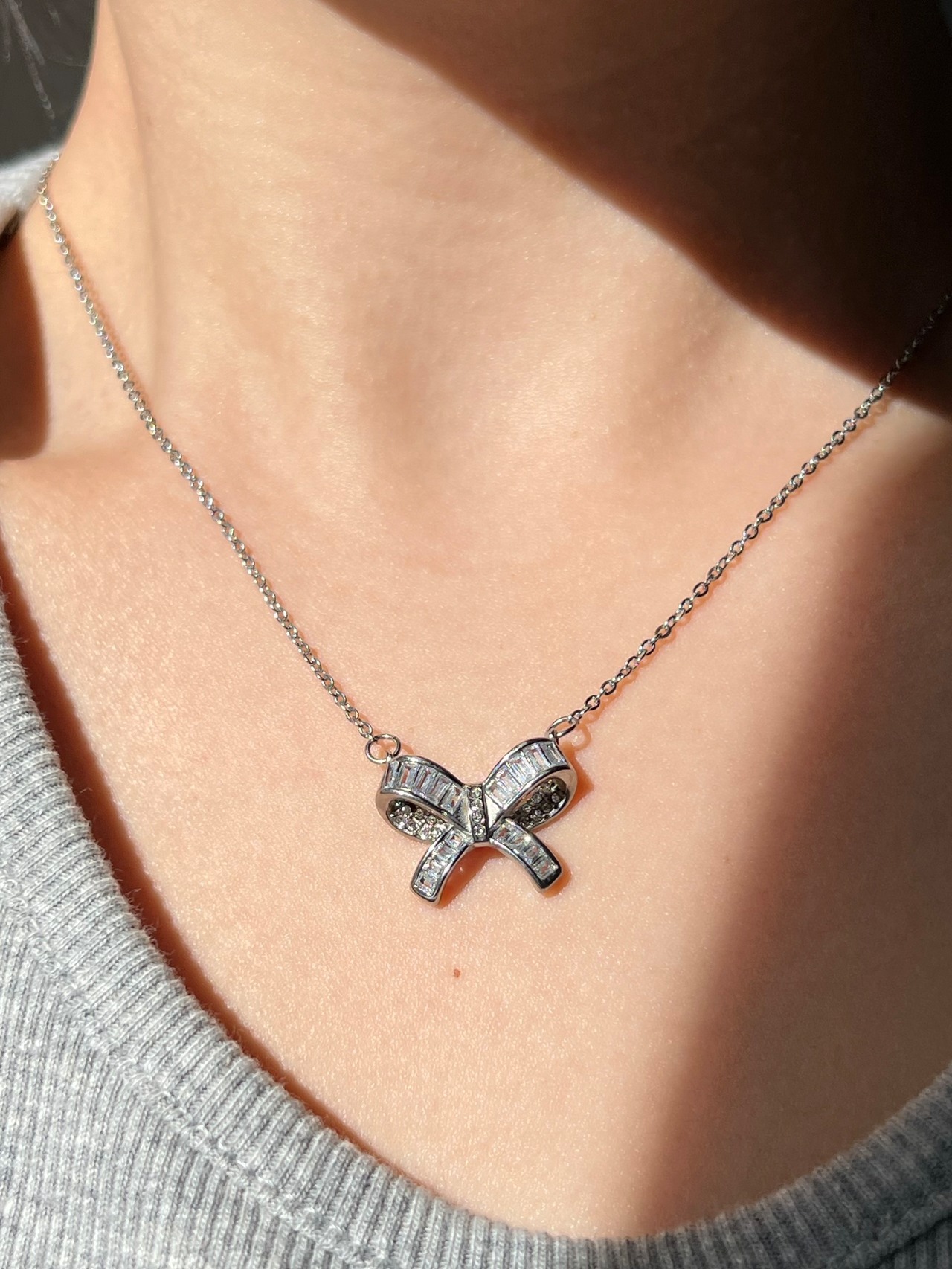 Sparkling ribbon necklace