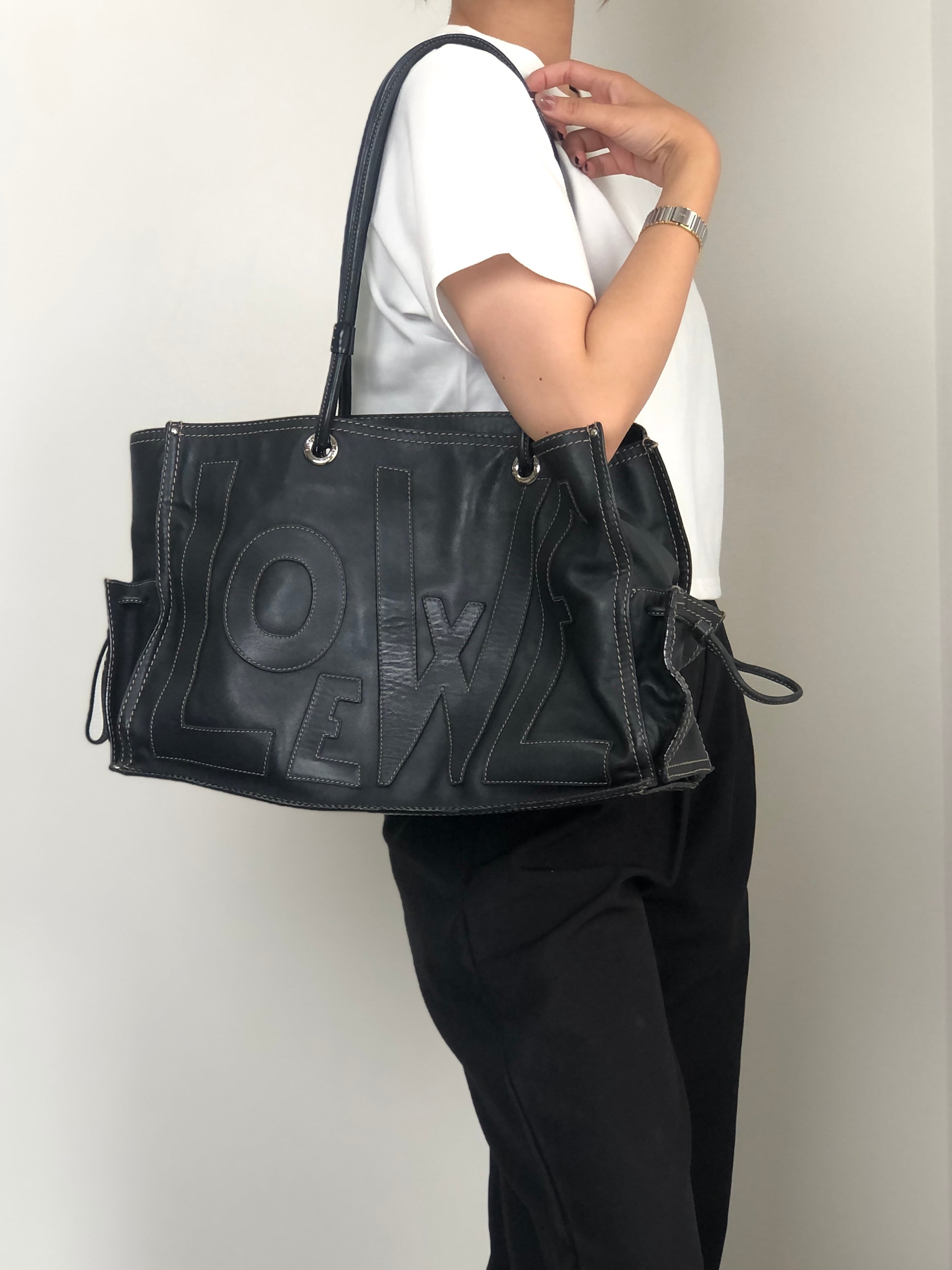 【希少】　LOEWE ロエベ アナグラム レザーのトートバッグ　ブラック LOEWE ロエベ ハンドバッグ ブラック アナグラム レザー トートバッグ