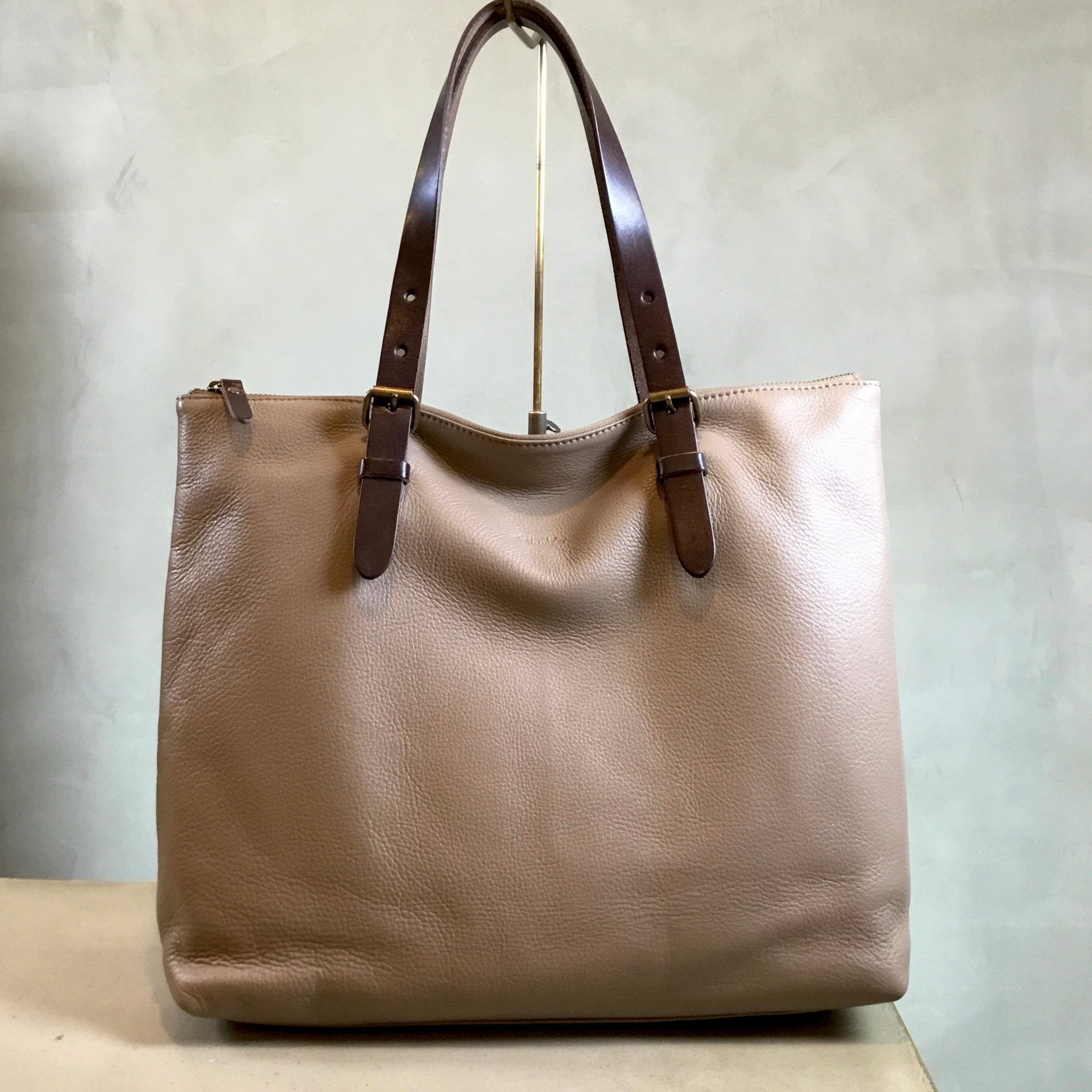 グレージュオーク」柔らか牛革のシンプルトートバッグ／レスデザイン