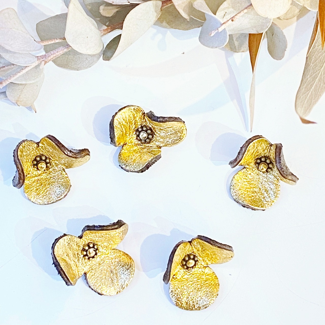 【アウトレット価格】レザーフラワー３Dパーツ　ビオラM　 ゴールド　ピン付き(5個入） - 2