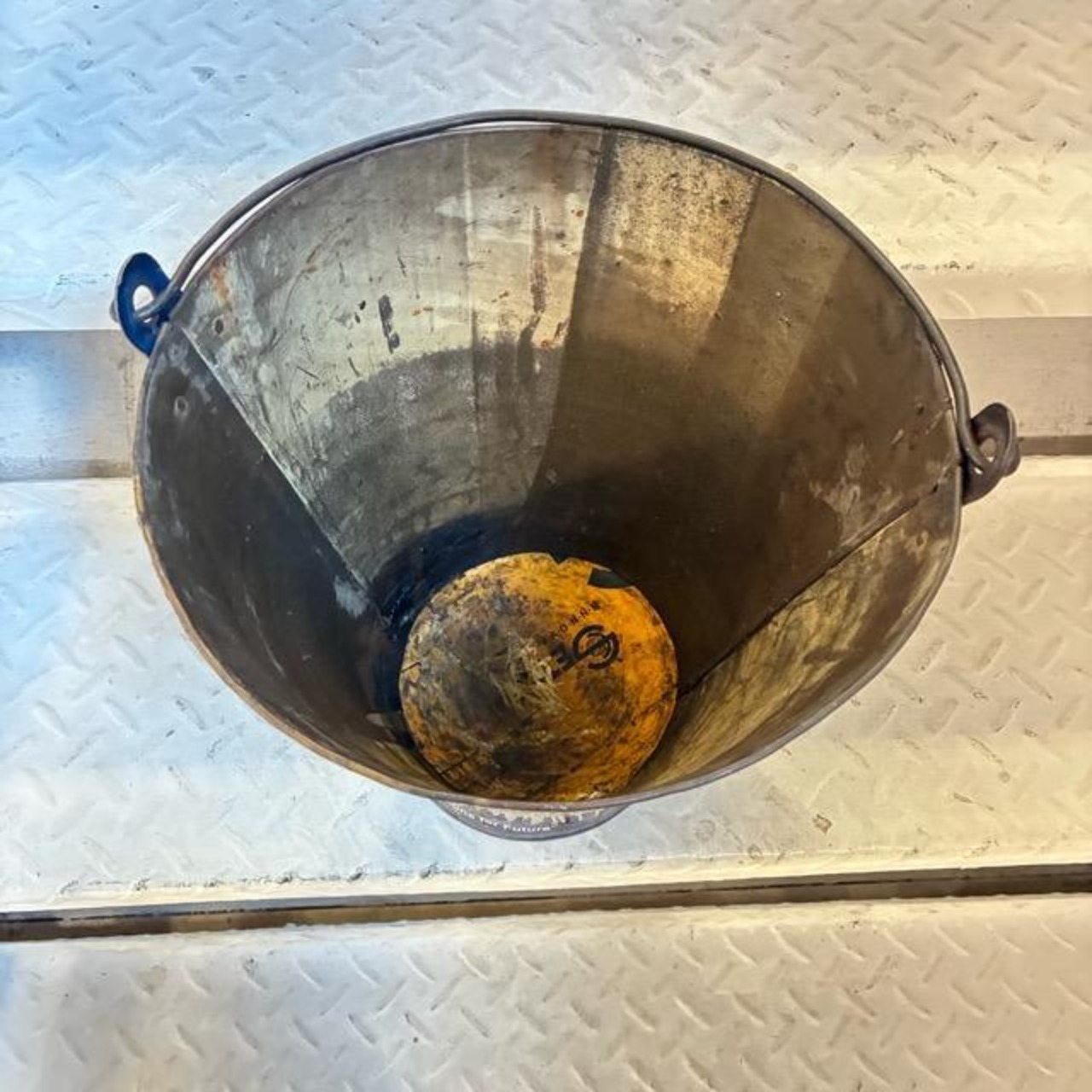 インド リサイクルアイアンバスケット L RECYCLED BUCKET アイアン製バケツ ガーデニング ゴミ箱 鉢カバー アソート プランターカバー