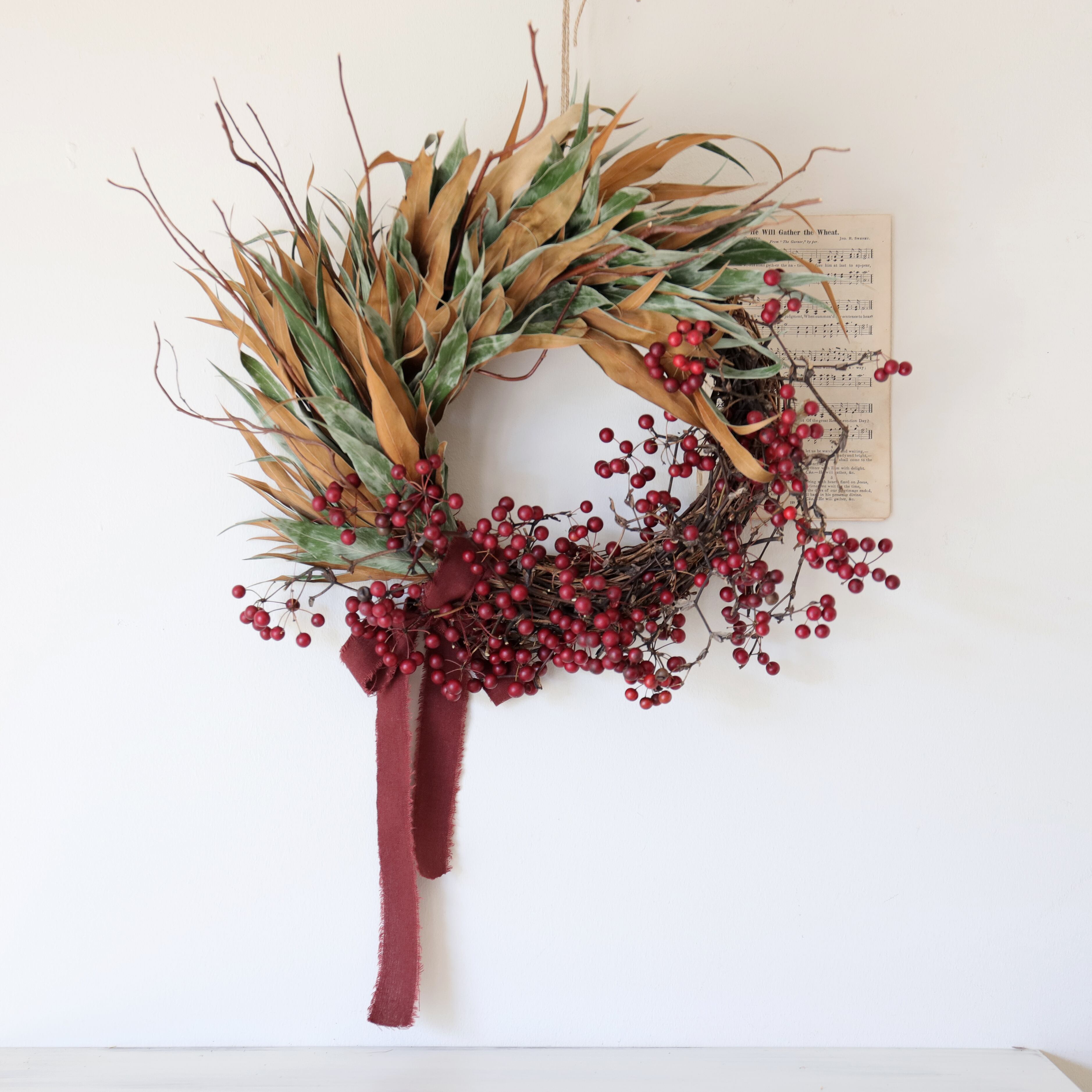 グレビレアと赤いクリスマスリース　サンキライ　野ばらの実　ローゼル グレビレアと赤いクリスマスリース サンキライ 野ばらの実 ローゼル