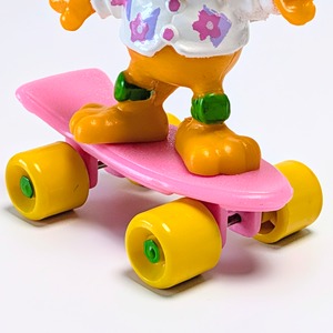 ☆ VINTAGE 1988 ☆【 McDonald's  ( マクドナルド ) 】1988年マクドナルドミールトイ 『 Garfield on Skateboard（ガーフィールド オン スケートボード）』〜メットにアロハシャツでスベるあいつ(笑)〜 / ミールトイ / ハッピーミール 〚アメリカン雑貨 アメトイ〛