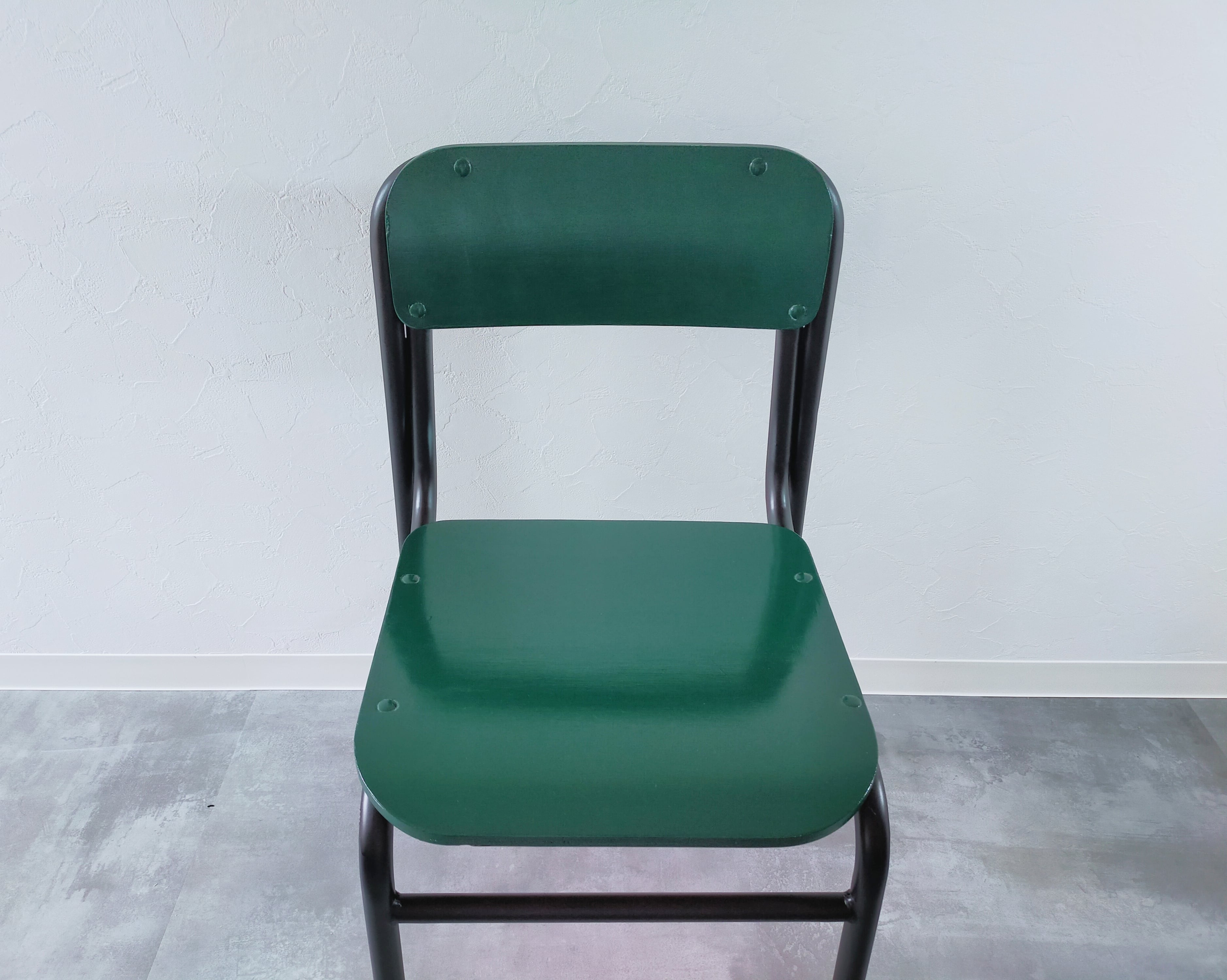 どんな高級チェアよりも「しっくり」（学校椅子×チェア×グリーン