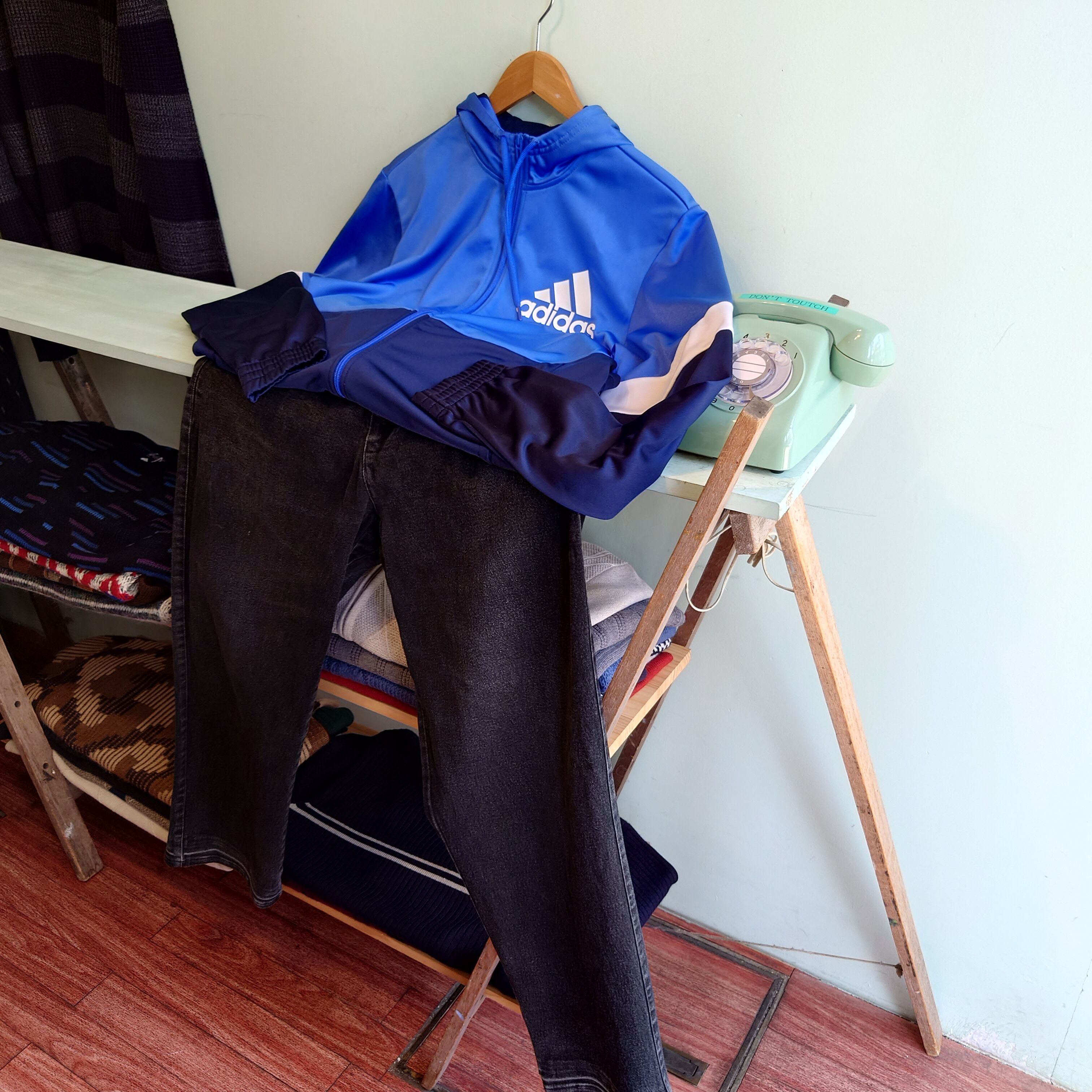 adidas トラックジャケット フード付きジャージ ジャージトップス