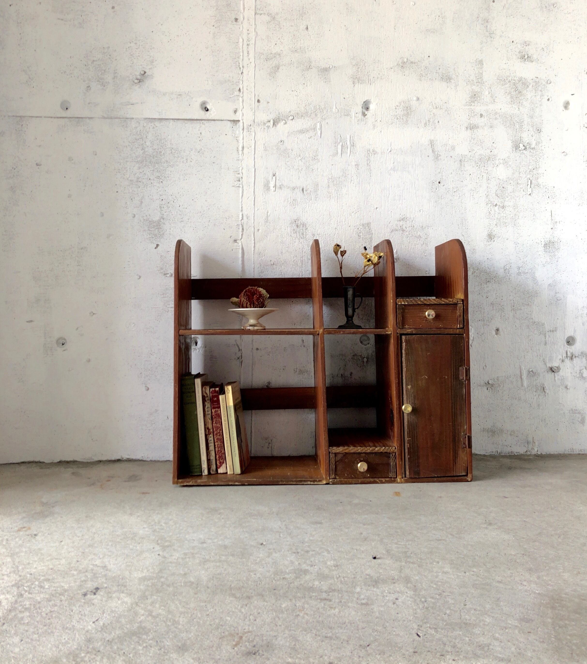 収納棚　2段　木製　古道具　古家具　ビンテージ　レトロ　ナチュラル レトロな木の収納棚