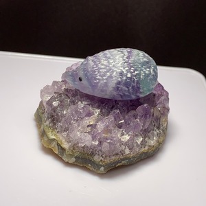 1.ウルグアイ産アメジストクラスターに住み着いているフローライトハリネズミさん