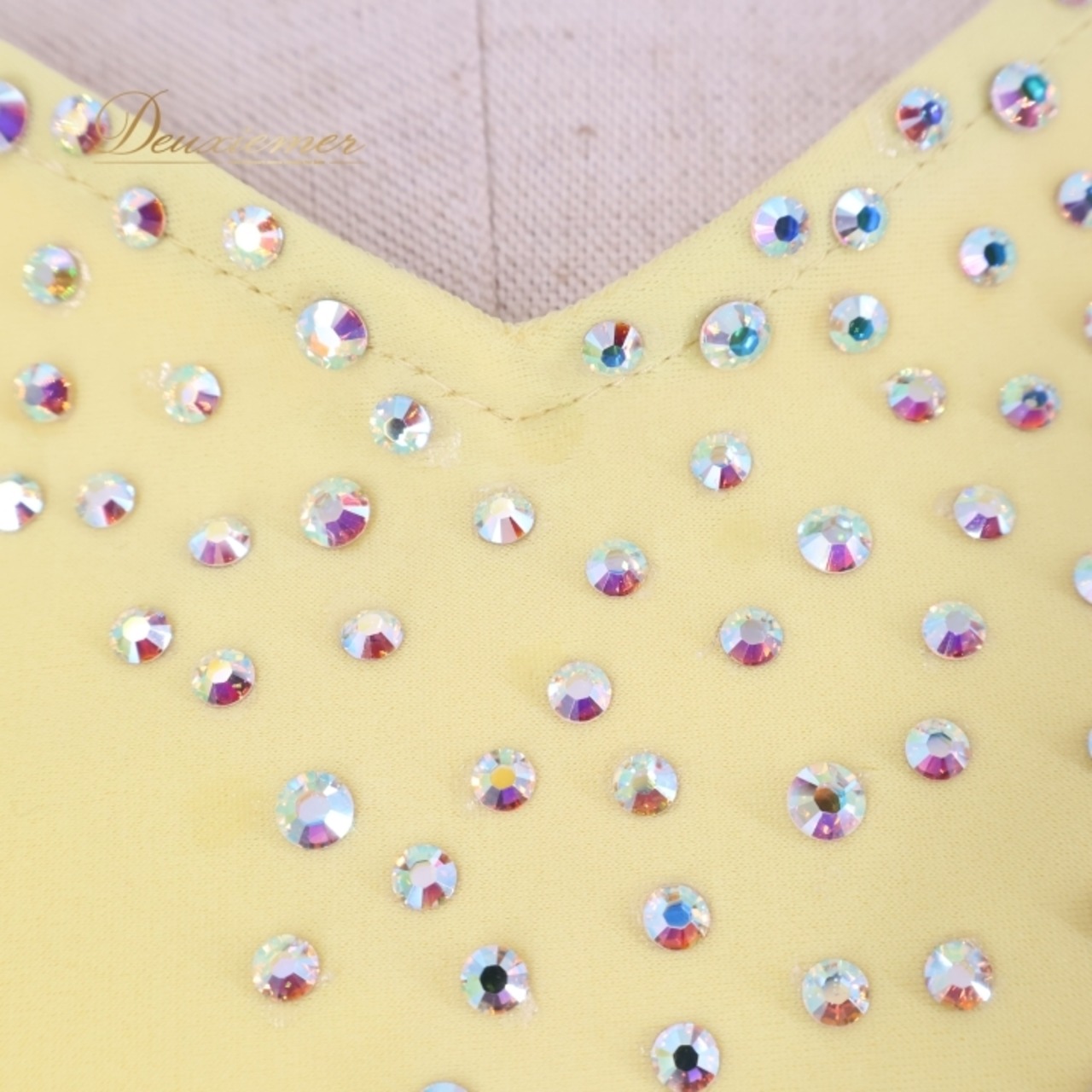 社交ダンス 衣装 スタンダードドレス ワンピース ドレス スタンダード 黄色 光沢 フロート レース デモ パーティドレス 発表会 無地 イエロー系 パーティー ダンス ステージ用 ドレスアップ おしゃれ かわいい 高級感 ふわふわ 華やか 軽量 コスチューム 発表会用 柔らかい シルエット 女性用