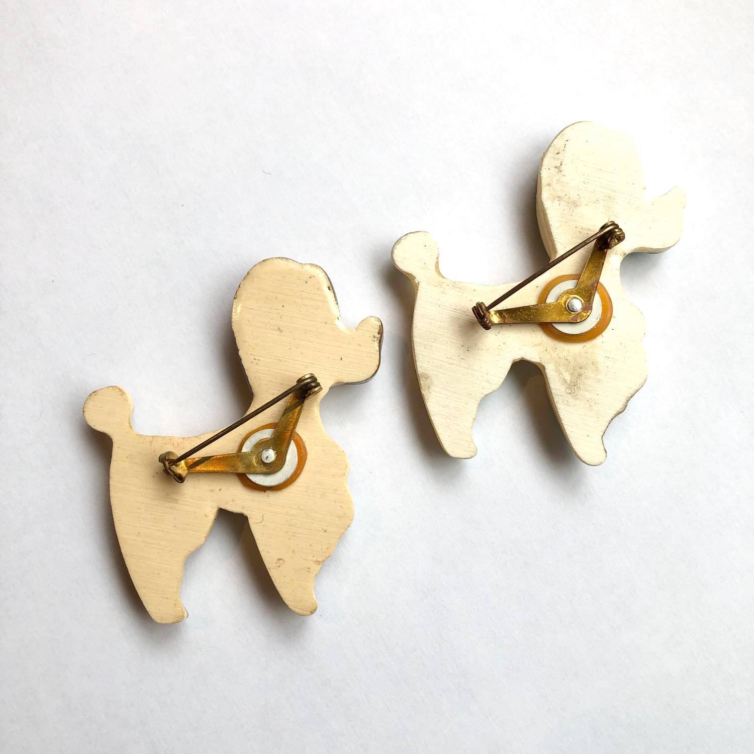 レトロカラーの犬のヴィンテージブローチ | Dua-アクセサリーパーツ